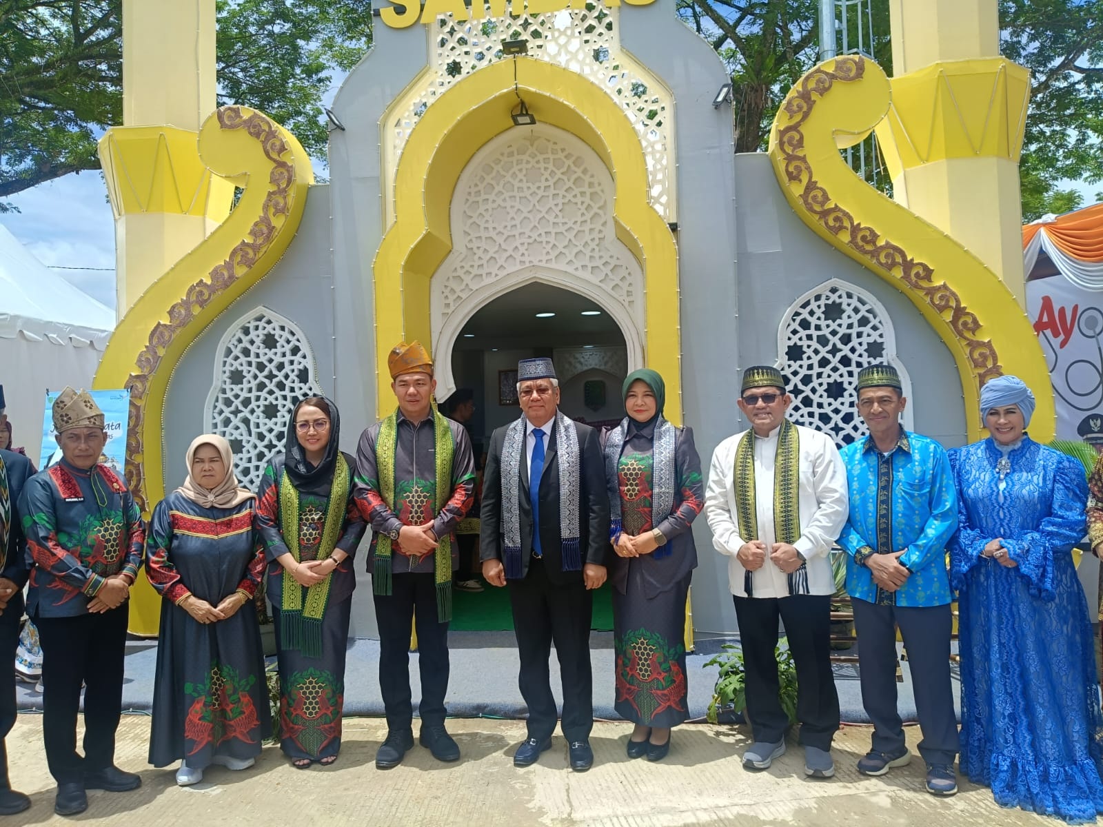 KUNJUNGI: Sekda Kalbar Harisson ditemani Bupati Kapuas Hulu Frasiskus Diaaan saat berkunjung ke stand pameran MTQ XXXIII di Putussibau, Minggu (14/9).