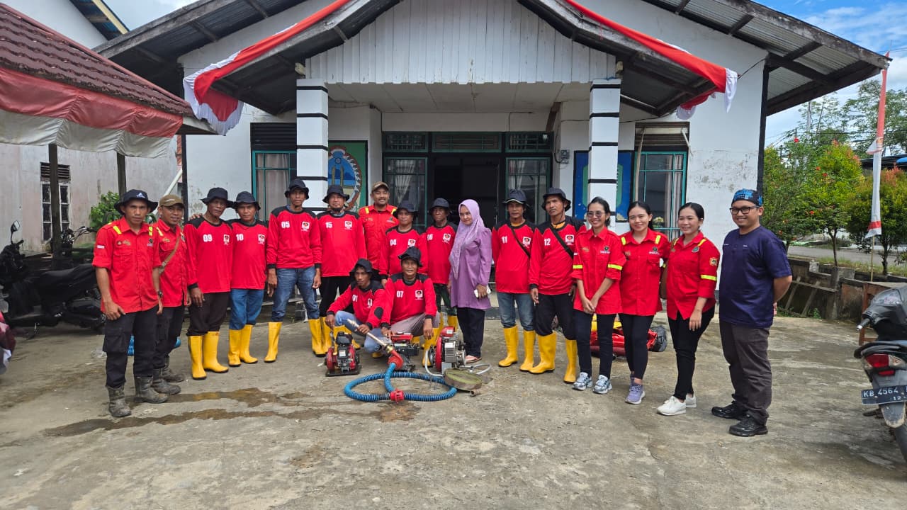 Relawan Masyarakat Peduli Api Desa Sungai Mata-Mata menerima pelatihan dan peralatan pemadam dari PT Mayawana Persada untuk pencegahan kebakaran hutan dan lahan di Kayong Utara.