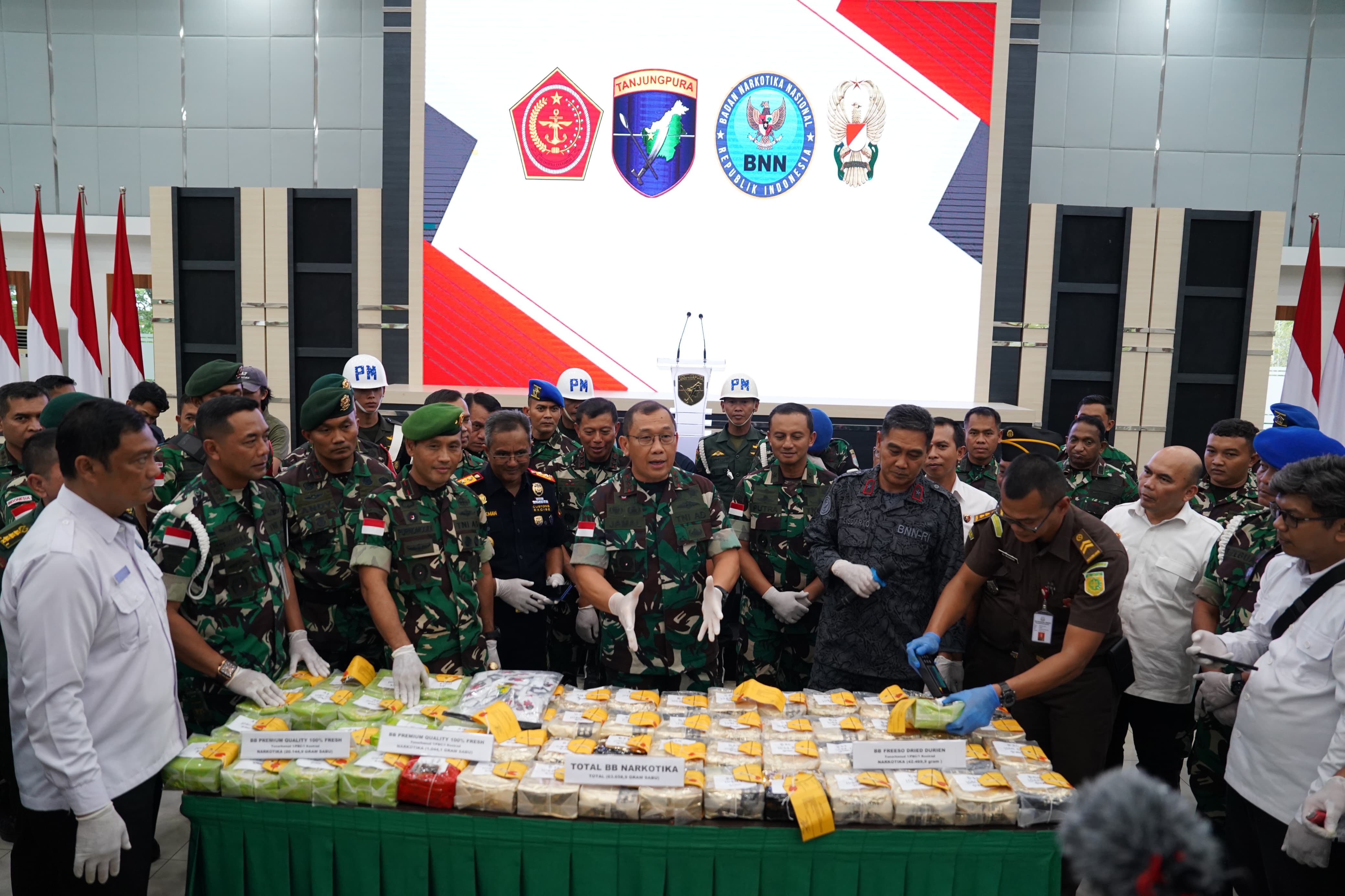 Pangdam XII/Tpr Mayjen TNI Jamallulael menyerahkan 63 kilogram sabu dan seorang terduga pelaku kepada Kepala BNNP Kalbar Brigjen Pol. Totok Lisdiarto,di Aula Sudirman, Makodam XII Tanjungpura (15/9).