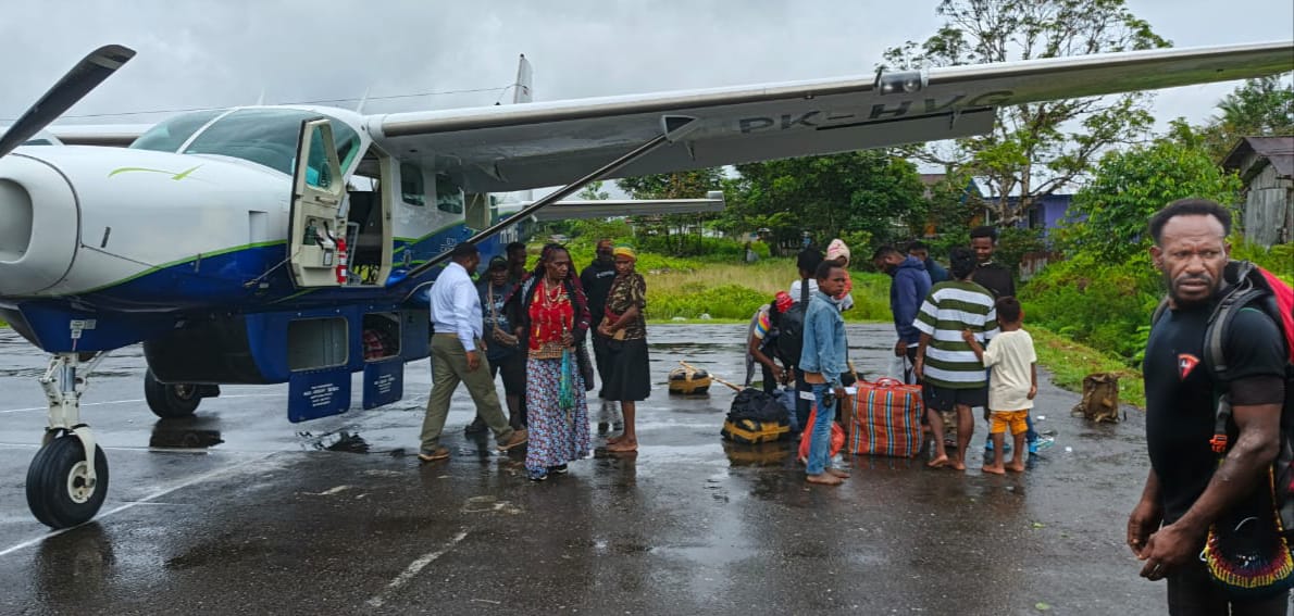 Warga bersama barang bawaan tiba di Bandara Kenyam, Nduga, Papua Pegunungan, yang menjadi akses vital transportasi udara.