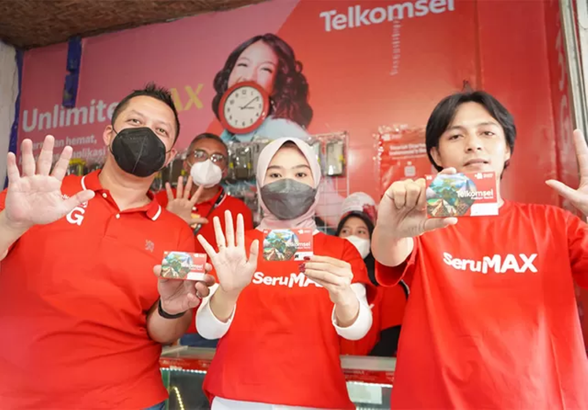 Ilustrasi Petugas layanan Telkomsel menunjukkan kartu SIM kepada pelanggan di salah satu gerai resmi.