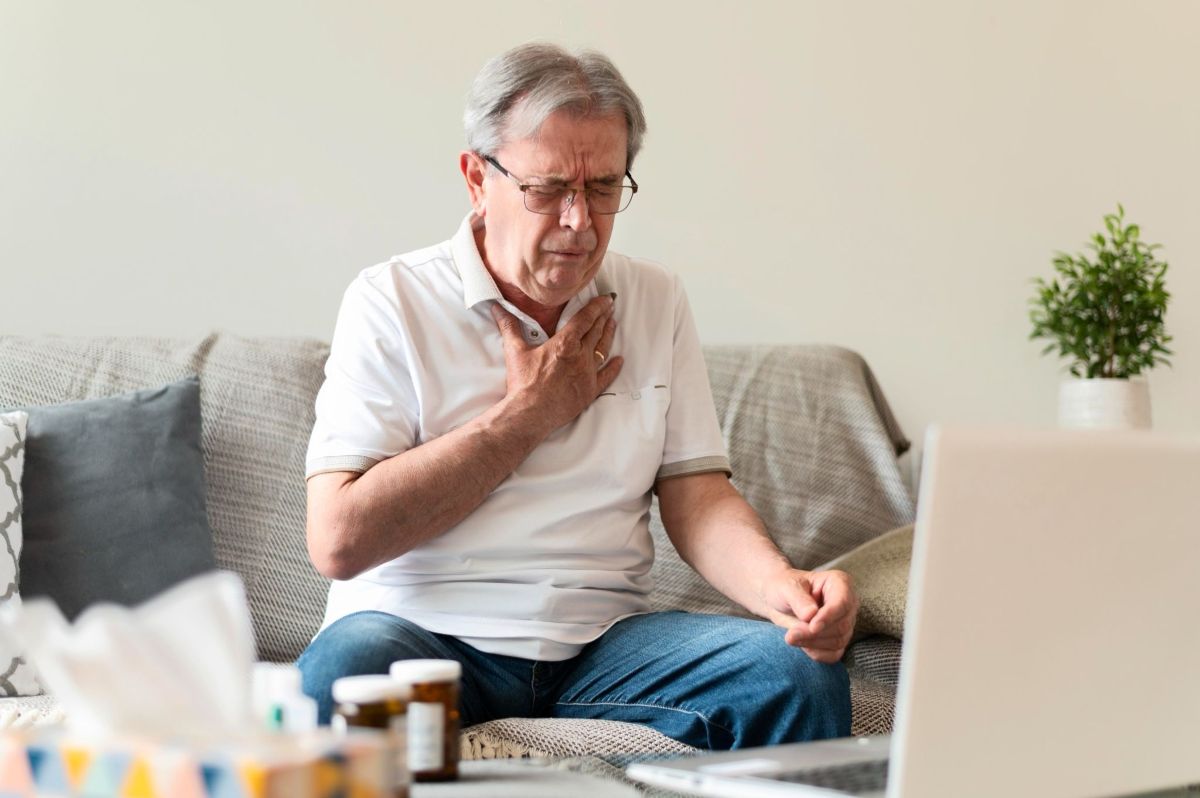 Ilustrasi lansia terserang angin duduk.