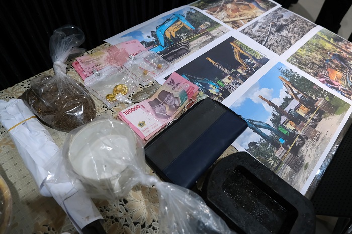 Sejumlah barang bukti kasus Pertambangan Tanpa Izin (PETI) diperlihatkan dalam rilis hasil Operasi PETI Kapuas 2025 di Polda Kalimantan Barat, Jumat (12/9/2025). Polda Kalbar mengungkap 29 kasus tindak pidana minerba, migas, dan merkuri dengan 56 tersangk