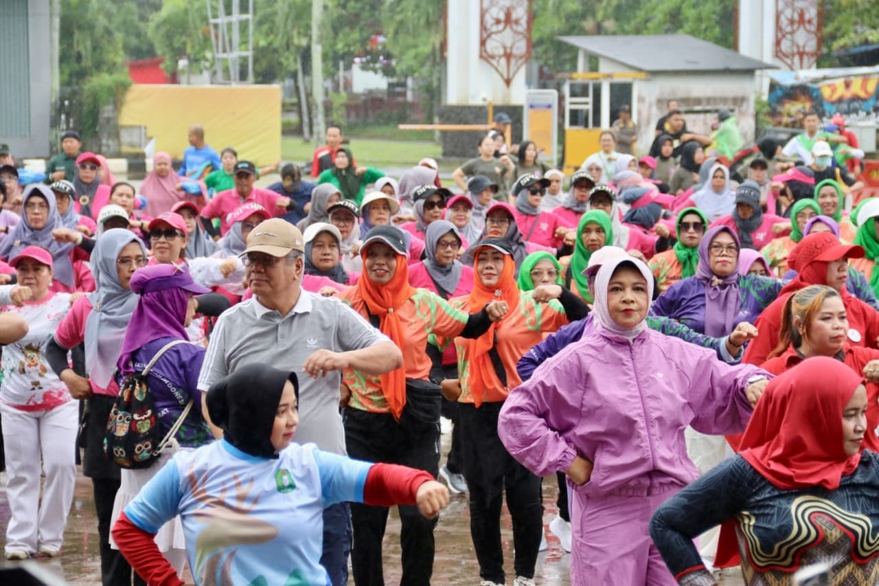 SENAM: Sekda Kalbar Harisson bersama Kepala Disporapar Windy Prihastari ikut senam Segarasa Gema Emas 2045 pada peringatan Haornas ke-42 di Pontianak, Sabtu (13/9).