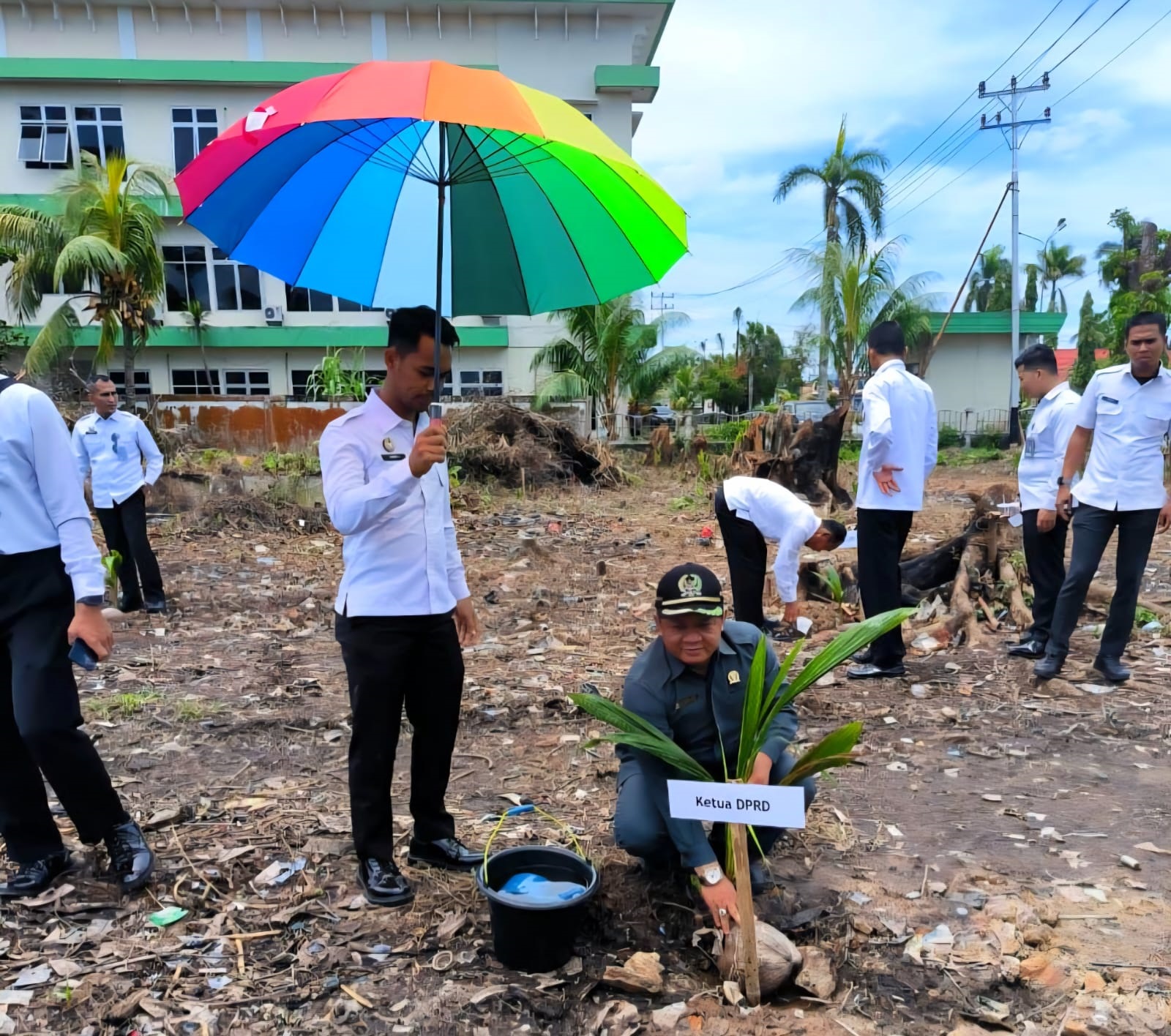 TANAM KELAPA: Safruddin Asra secara simbolis menanam pohon kelapa di lahan eks Lembaga Pemasyarakatan.
