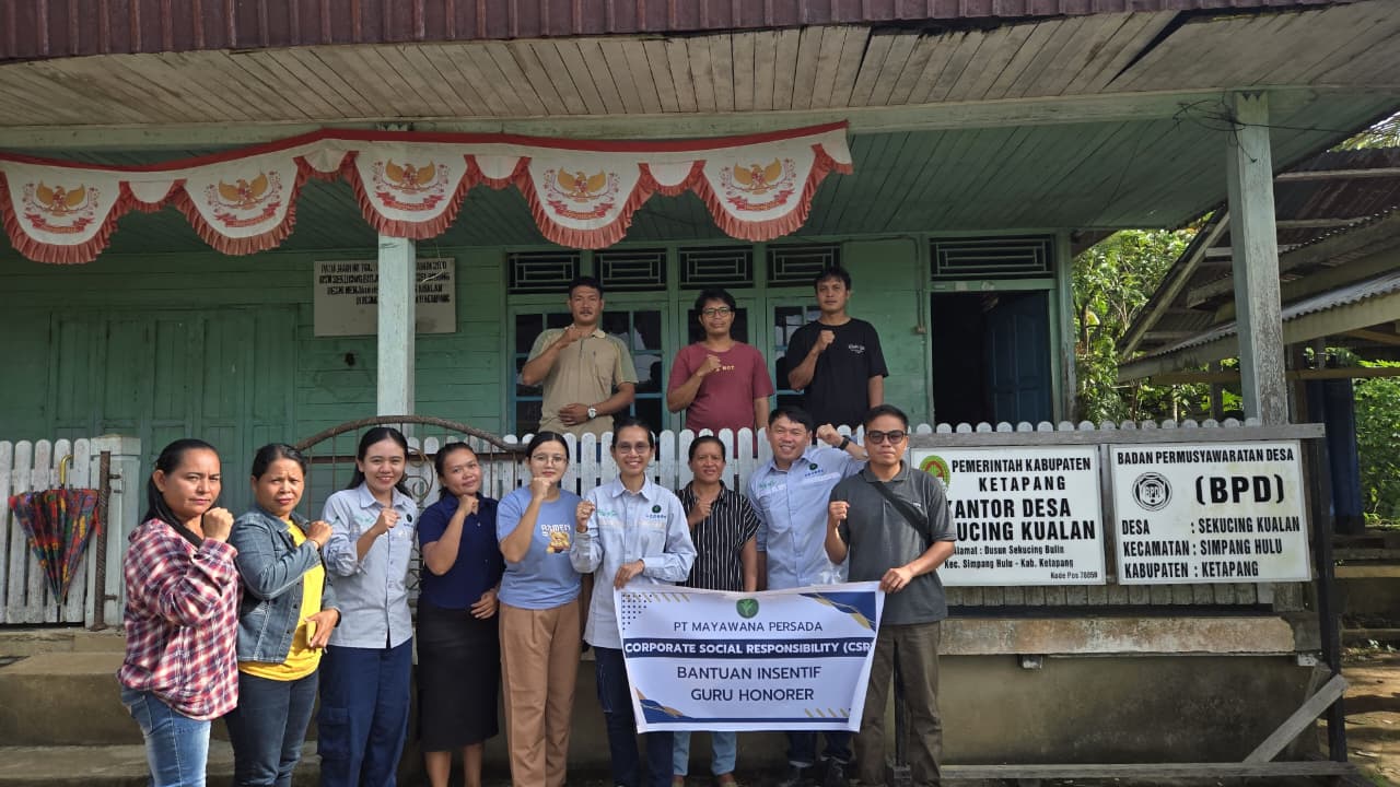 Penyerahan insentif guru honorer oleh PT Mayawana Persada disaksikan kepala desa dan pihak sekolah di wilayah operasional perusahaan.