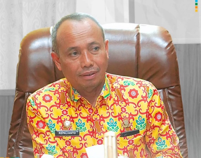 RAPAT: Sekda Ketapang, Repalianto, memberikan arahan saat memimpin rapat pembahasan Raperbup tentang Pemanfaatan Pendapatan BLUD, beberapa waktu lalu.