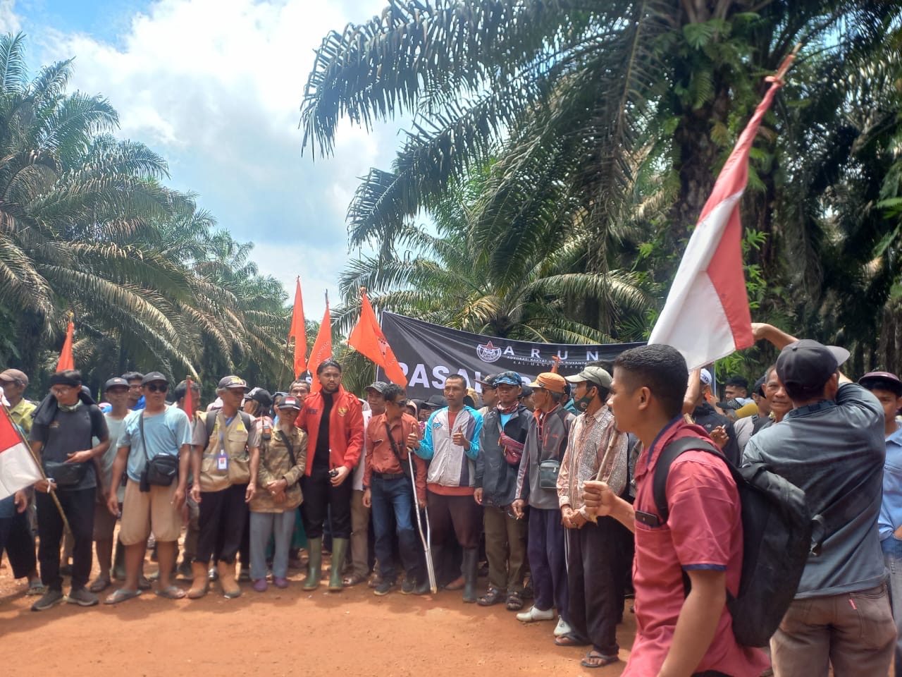 AKSI: Ratusan warga Desa Teluk Bayur, Kecamatan Sungai Laur, menggelar aksi damai terkait sengketa lahan dengan PT. PTS, Minggu (14/9).