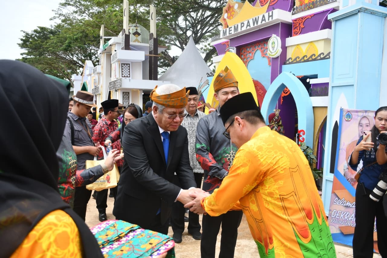 KUNJUNGAN: Kunjungan Sekretaris Daerah Provinsi Kalimantan Barat, Dr. Harisson, M.Kes., yang didampingi Ketua Dharma Wanita Persatuan Provinsi Kalbar, Ny. Windy Prihastari Harisson.
