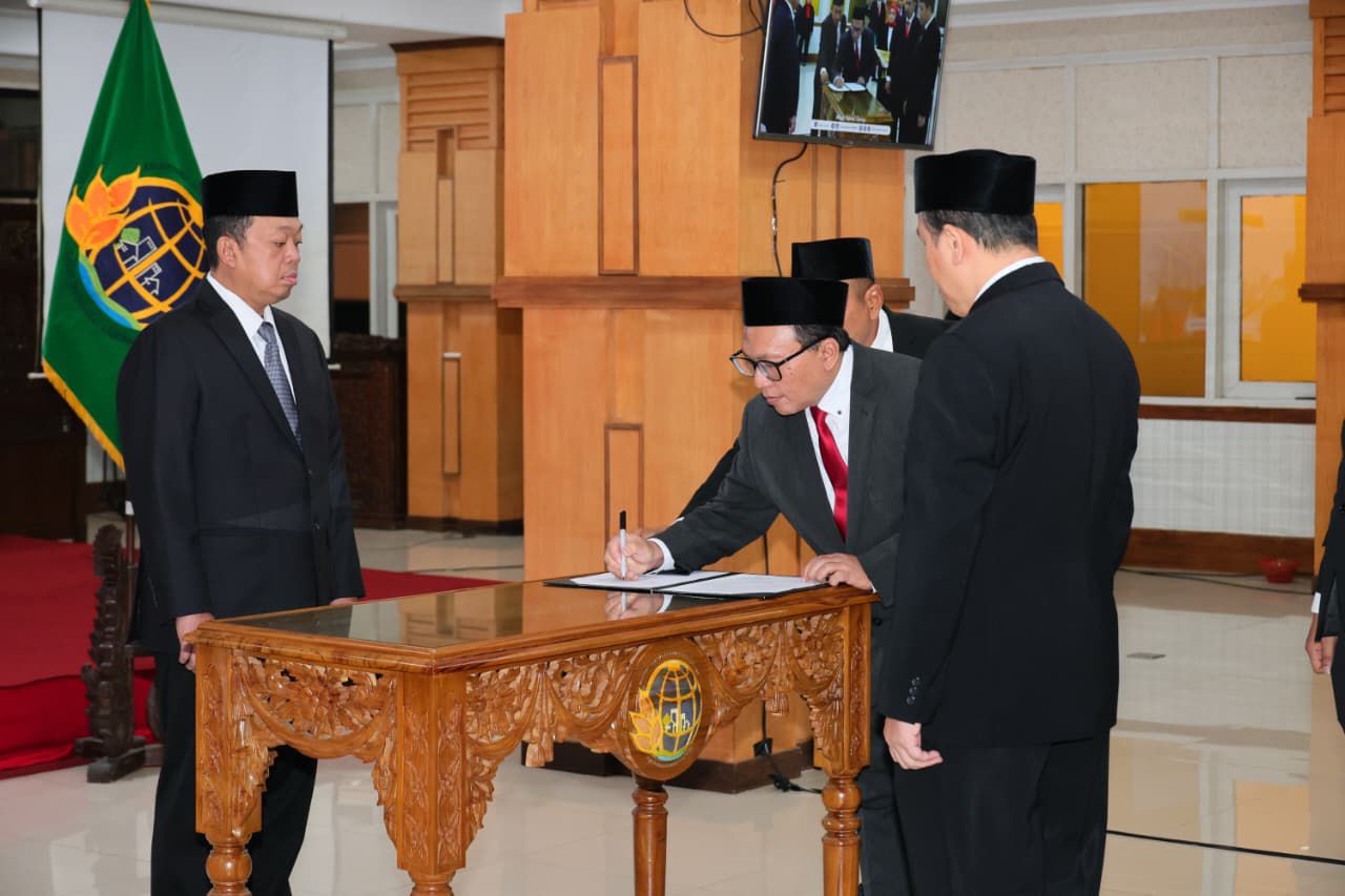 Pelantikan pejabat struktural Kementerian ATR/BPN, ditandai penandatanganan berita acara di Kanwil BPN Jawa Tengah.