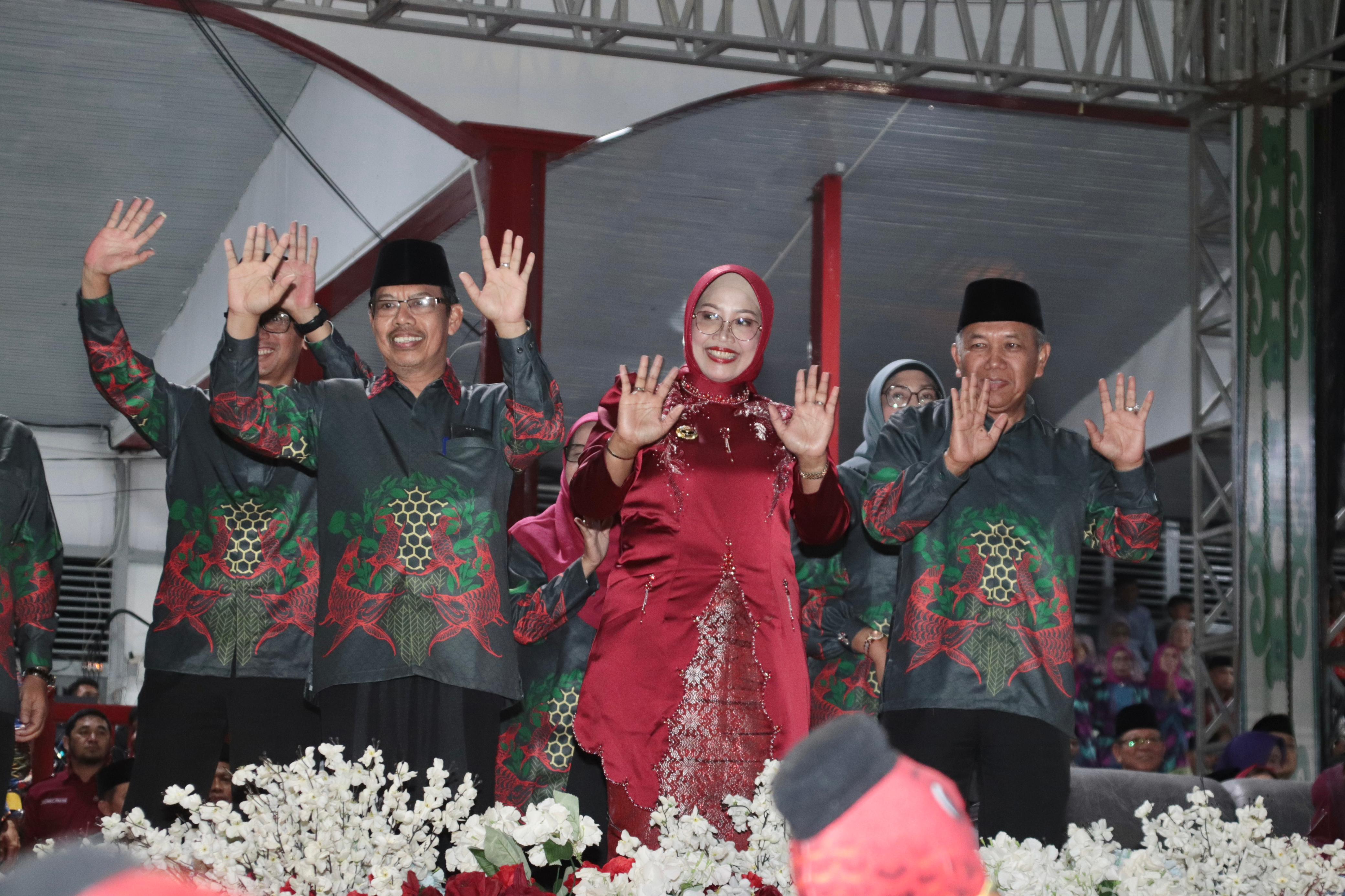 KAFILAH: Bupati Erlina bersama Wabup Juli Suryadi dan Sekda Ismail melambaikan tangan saat defile kontingen kafilah Mempawah.