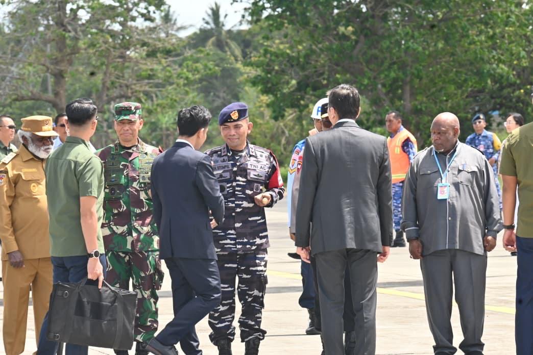 Wakil Presiden RI Gibran Rakabuming Raka disambut jajaran Forkopimda Papua Selatan saat tiba di Lanud J.A. Dimara, Merauke.