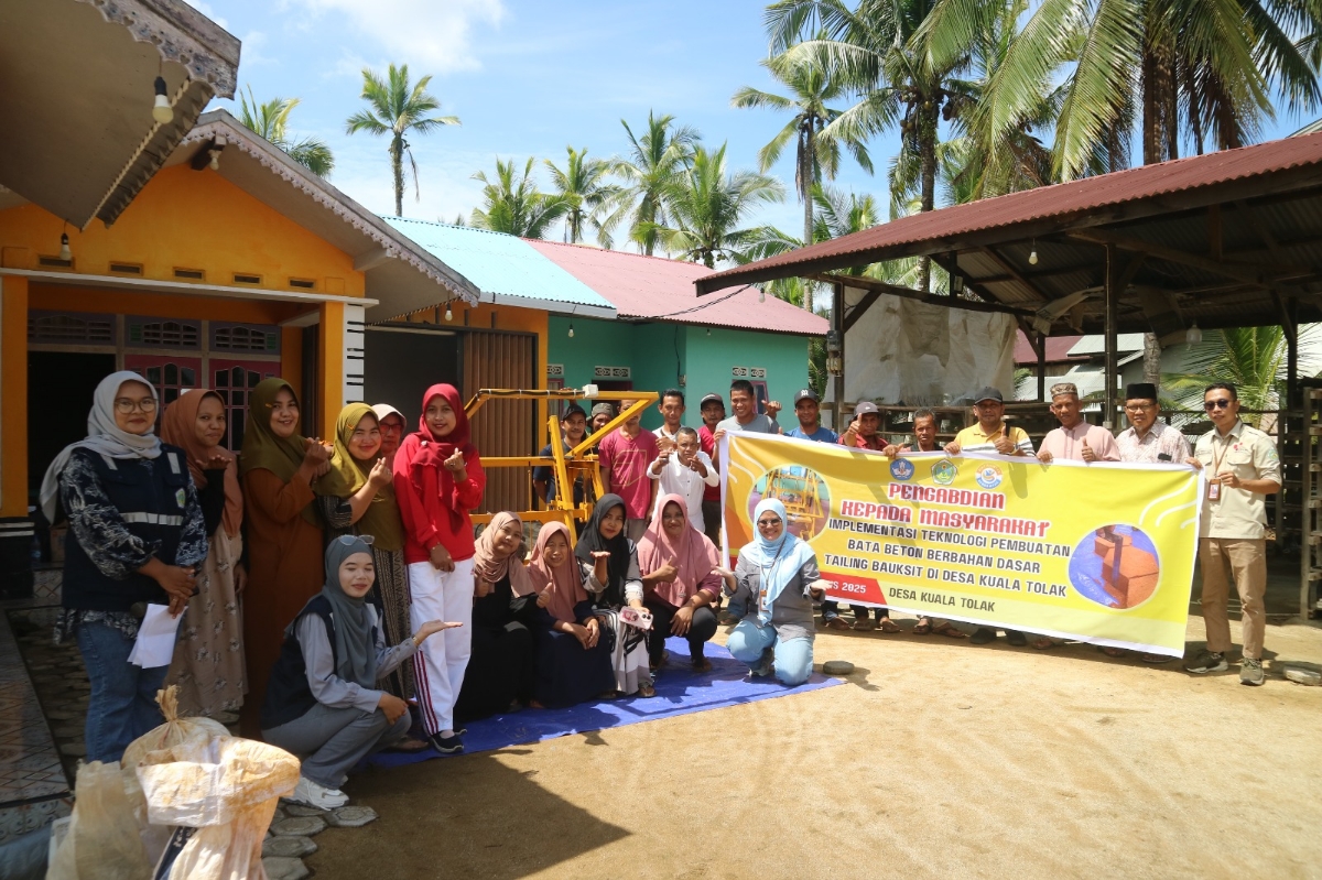 Tim PKM Politeknik Ketapang foto bersama peserta pada kegiatan Pelatihan Pembuatan Bata Beton Berbahan Dasar Tailing Bauksit&rdquo; di Desa Kuala Tolak, Kecamatan Matan Hilir Utara, Kabupaten Ketapang