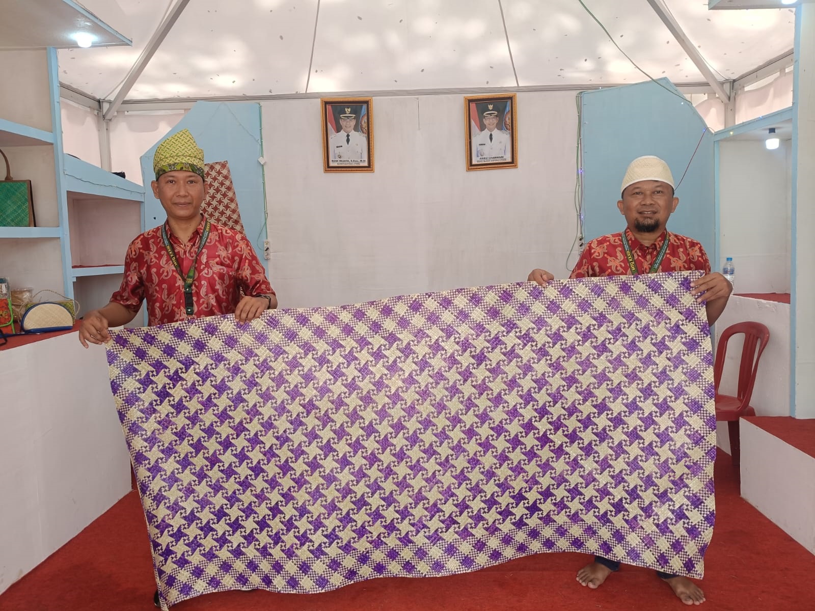 PRODUK : Stand pameran dari Kabupaten Kayong Utara memamerkan produk unggulannya tikar pandan.