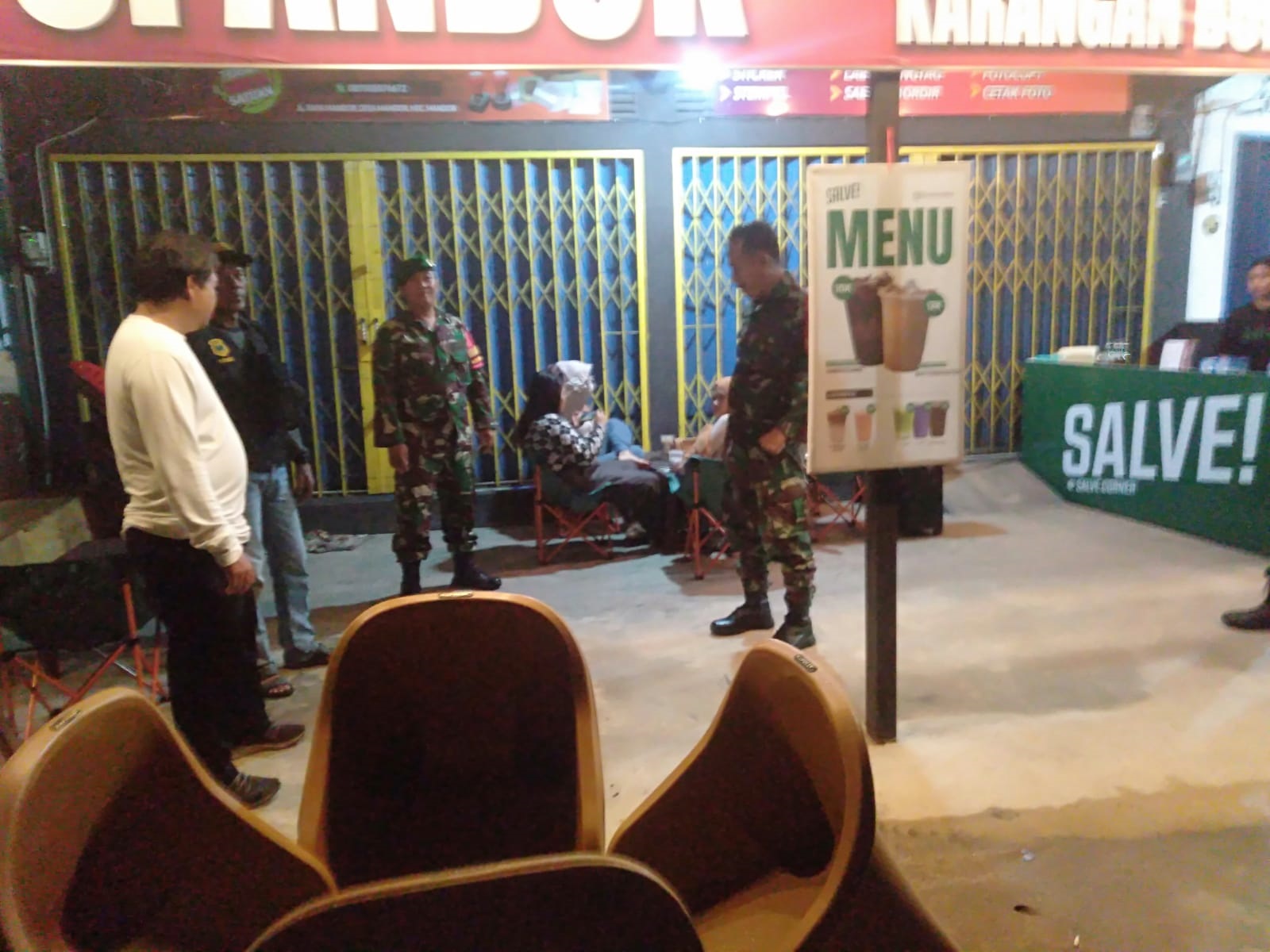 GABUNGAN : Anggota Koramil di jajaran Kodim 1210/Landak saat menggelar patroli gabungan.