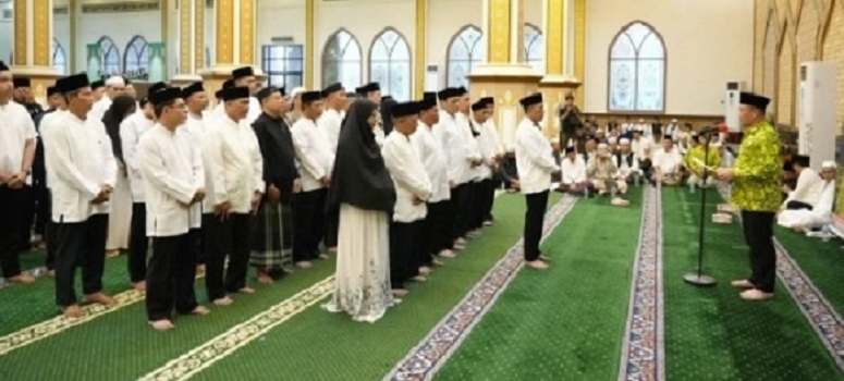 LANTIK : Ria Norsan, melantik pengurus DMI Kabupaten Kapuas Hulu masa khidmat 2025&ndash;2030 di Masjid Agung Darunnajah, Senin (15/9).
