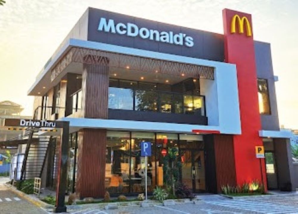 Tampak depan gerai McDonald&rsquo;s pertama di Kota Pontianak, berlokasi di Jl. Jenderal Ahmad Yani No. 5.