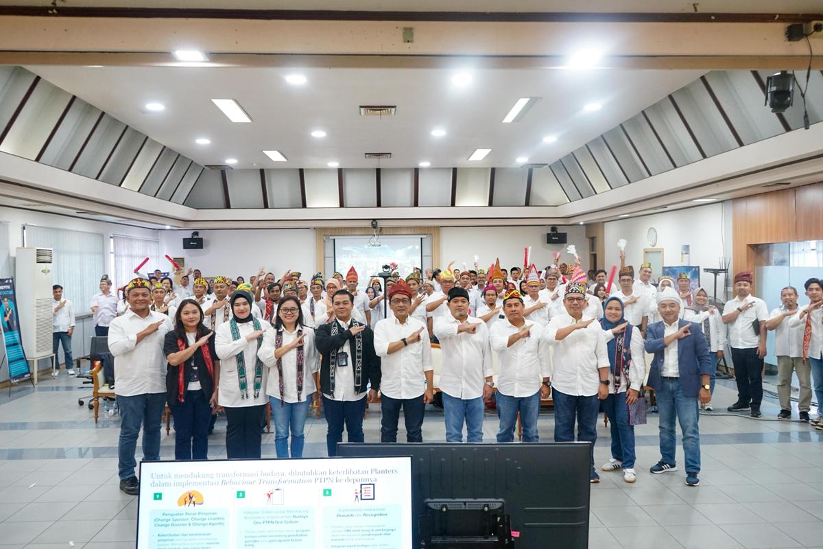Foto bersama kegiatan Culture Roadshow One PTPN One Culture di Aula Utama, Senin (15/09). Kegiatan ini memantik semangat dan meneguhkan budaya kerja positif di seluruh lini perusahaan.