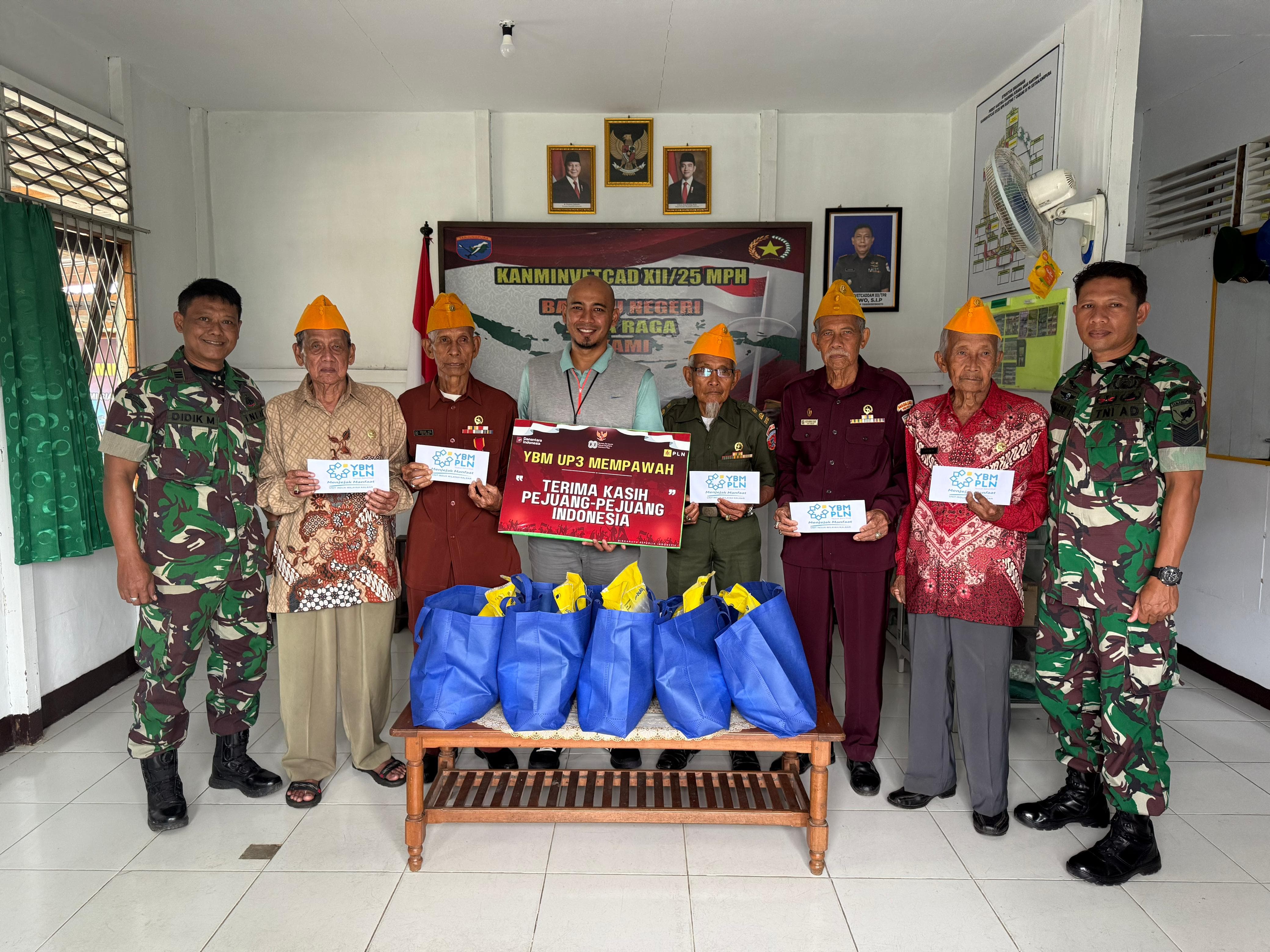 YBM PLN UP3 Mempawah menyerahkan bantuan kepada para veteran di Kantor Administrasi Veteran dan Cadangan XII/25 Mempawah. Acara ini menjadi wujud nyata kepedulian dan terima kasih atas jasa pejuang.