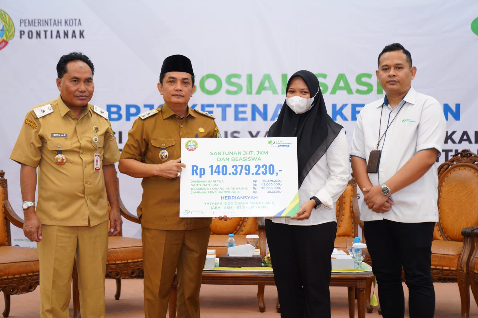 Wakil Wali Kota Pontianak bersama BPJS Ketenagakerjaan menyerahkan santunan JHT, JKM, dan beasiswa senilai Rp140 juta kepada ahli waris guru swasta, sebagai bentuk nyata perlindungan jaminan sosial