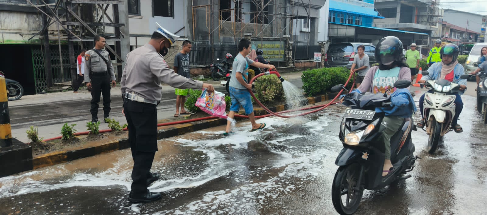Petugas Satlantas Polres Melawi bersama BS - PBK Nanga Pinoh membersihkan tumpahan solar di perempatan Tugu Juang Nanga Pinoh,