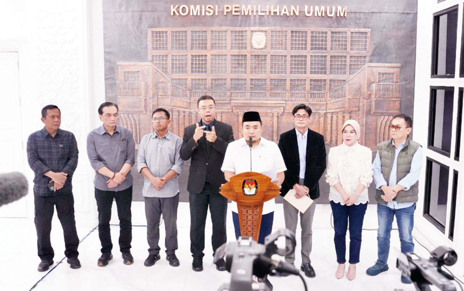 Ketua KPU Mochammad Afifuddin didampingi anggota Parsadaan Harahap, Iffa Rosita, August Mellaz, Idham Holik, Yulianto Sudrajat serta Sekretaris Jenderal KPU Bernad Dermawan Sutrisno memberikan keteran