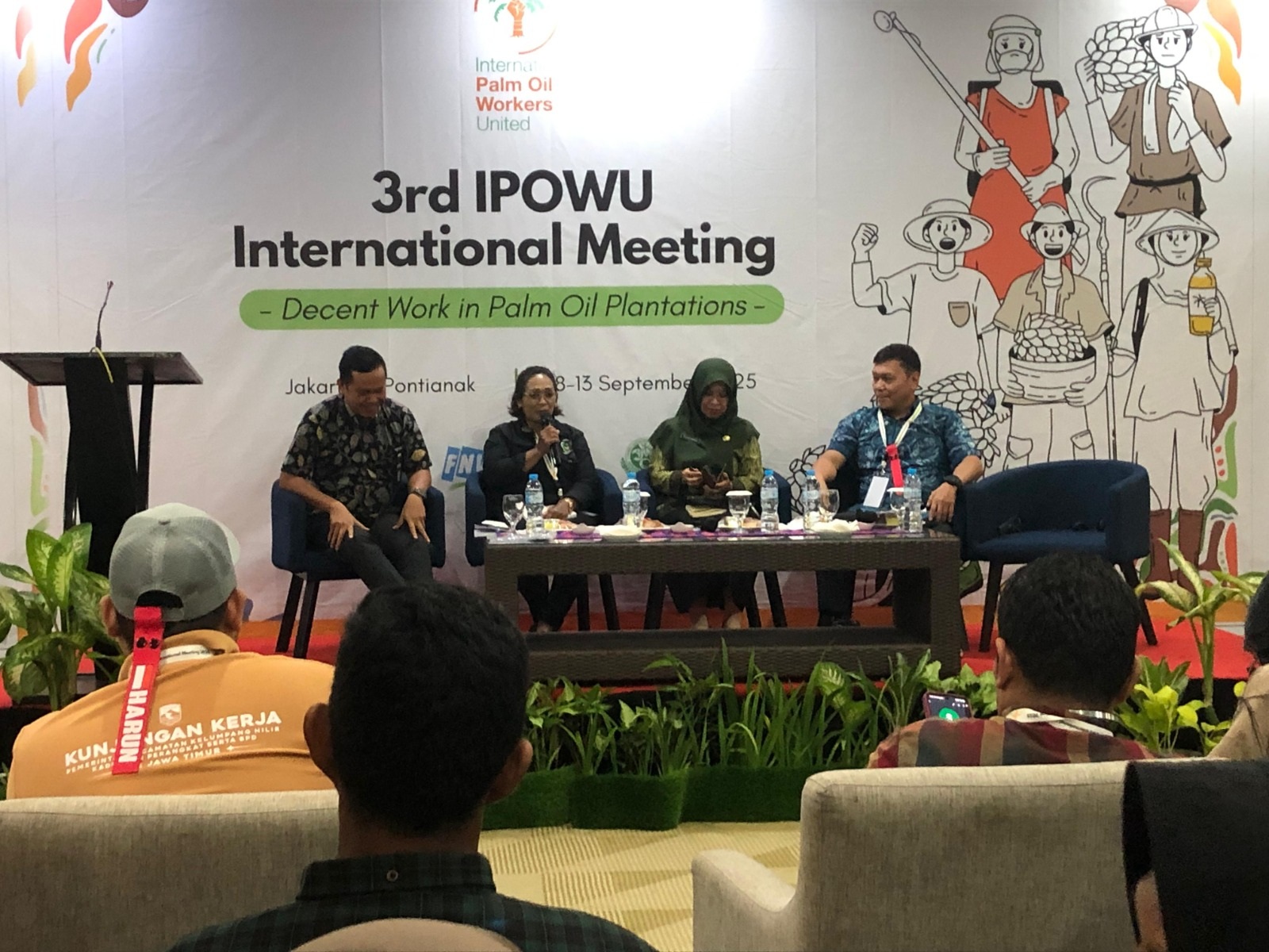 Yublina, Ketua Federasi Serikat Buruh Kebun Sawit Kalimantan Barat saat menjadi pembicara dalam kegiatan The 3rd IPOWU International Meeting, Jumat (12/9).