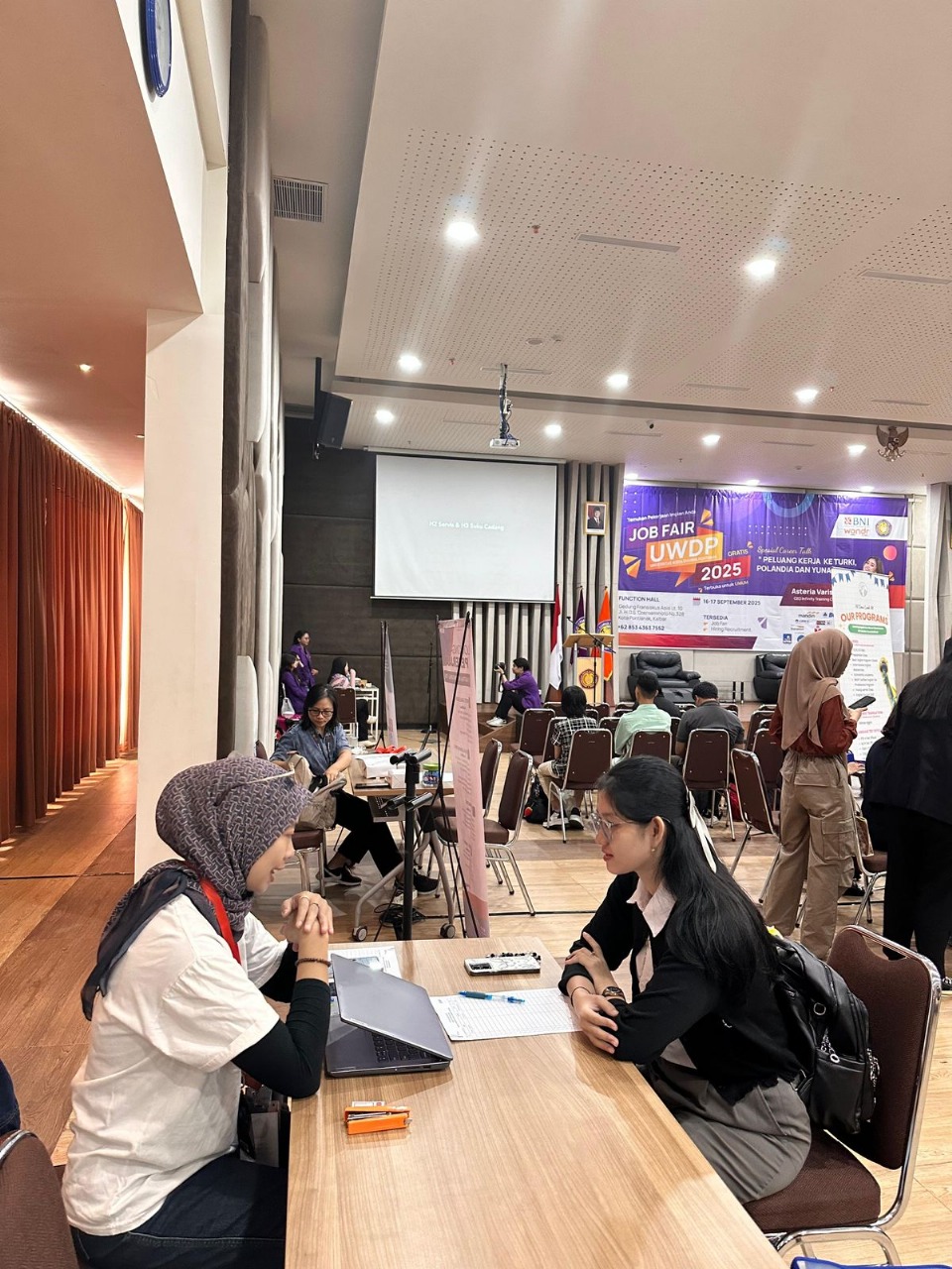 Kegiatan job fair yang dilaksanakan di gedung Fransiskus Asisi LG.10 Universitas Widya Dharma Pontianak selama 2 (dua) hari dimulai tanggal 16-17 September 2025.