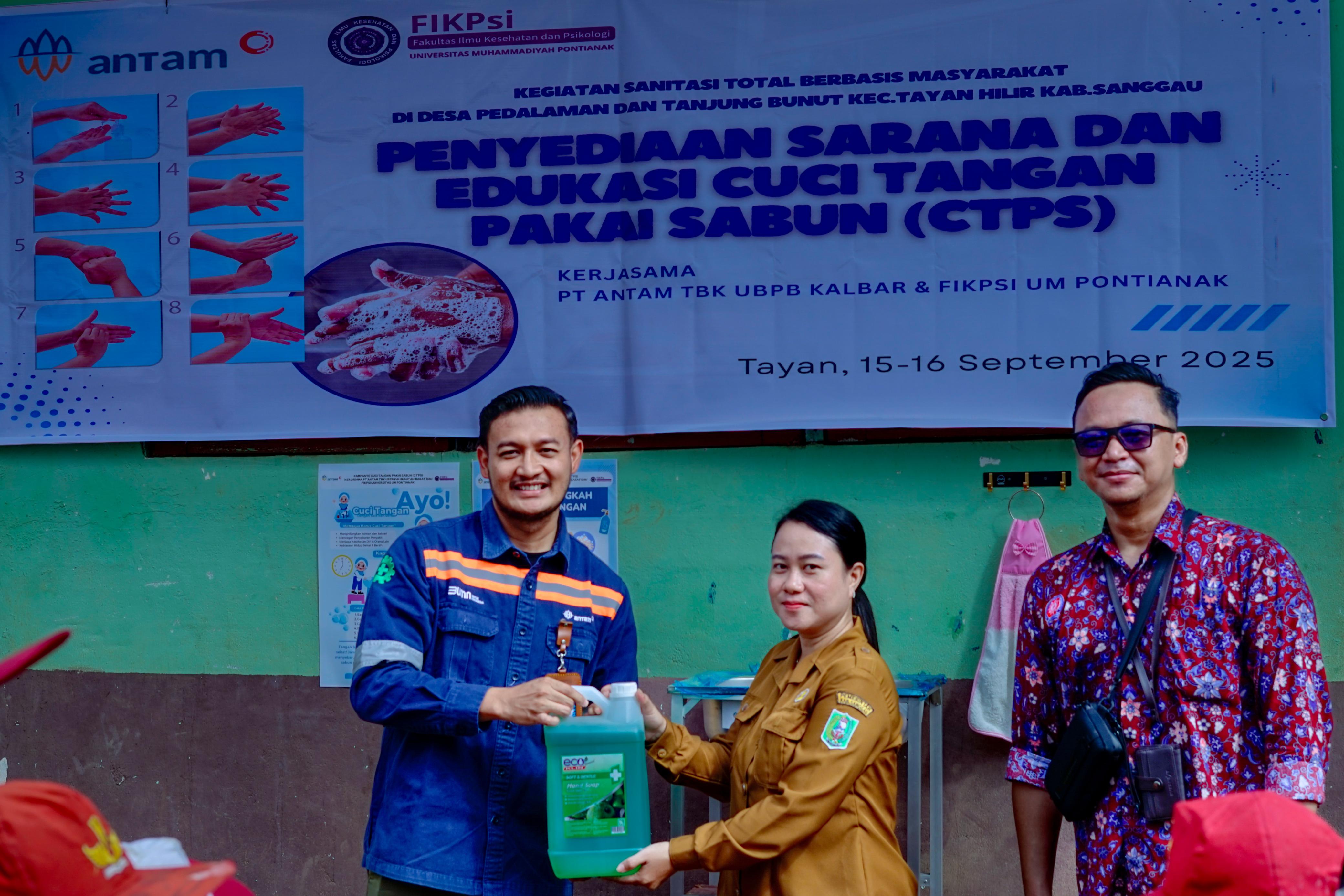 PT ANTAM Tbk UBPB Kalimantan Barat (ANTAM) bersama Fakultas Ilmu Kesehatan dan Psikologi Universitas Muhammadiyah Pontianak (UMP) saat kampanye perilaku hidup bersih dan sehat di sekolah.