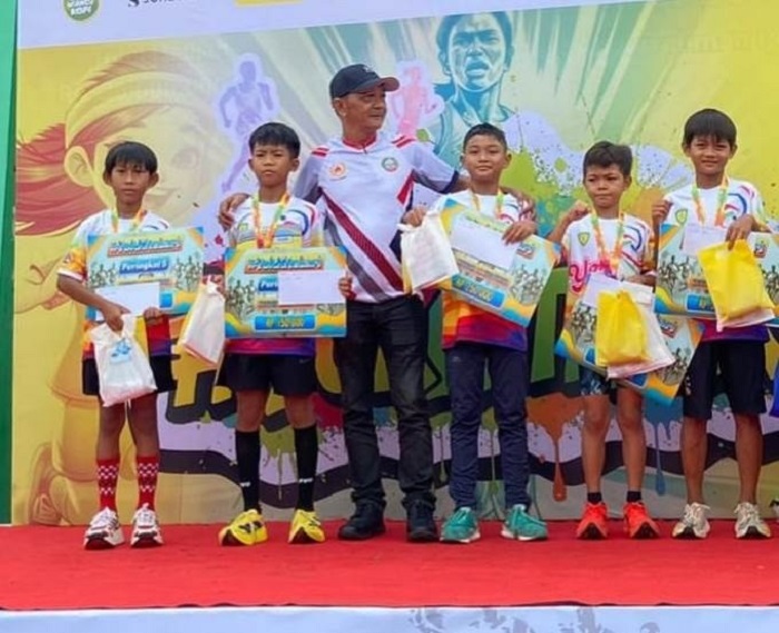 MEDALI: Dua atlet pelajar asal Mempawah saat menerima pengalungan medali.