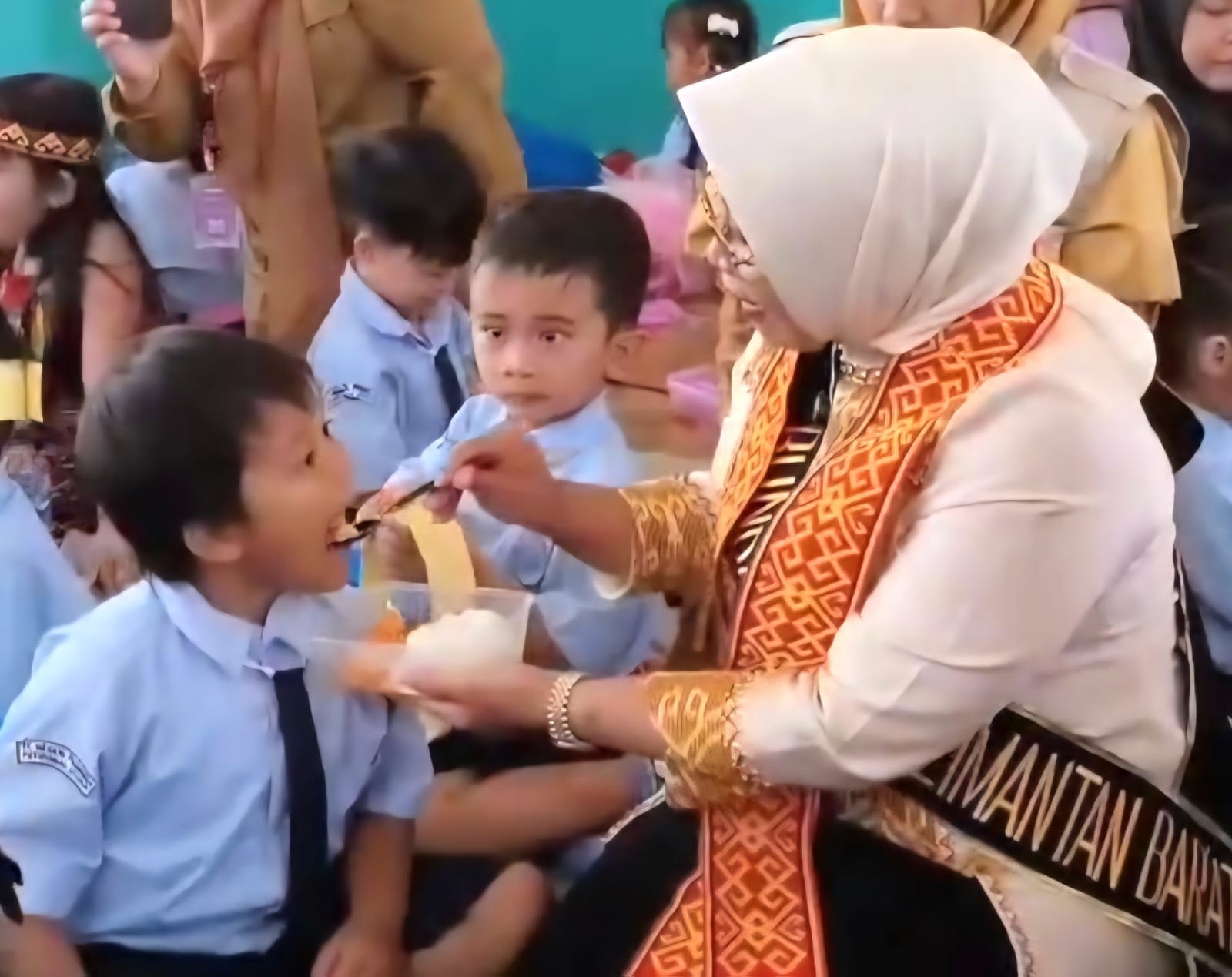 KUNJUNGAN: Bunda Paud Kalbar, Erlina Ria Norsan, menyuapi anak PAUD saat kunjungan di Kapuas Hulu.