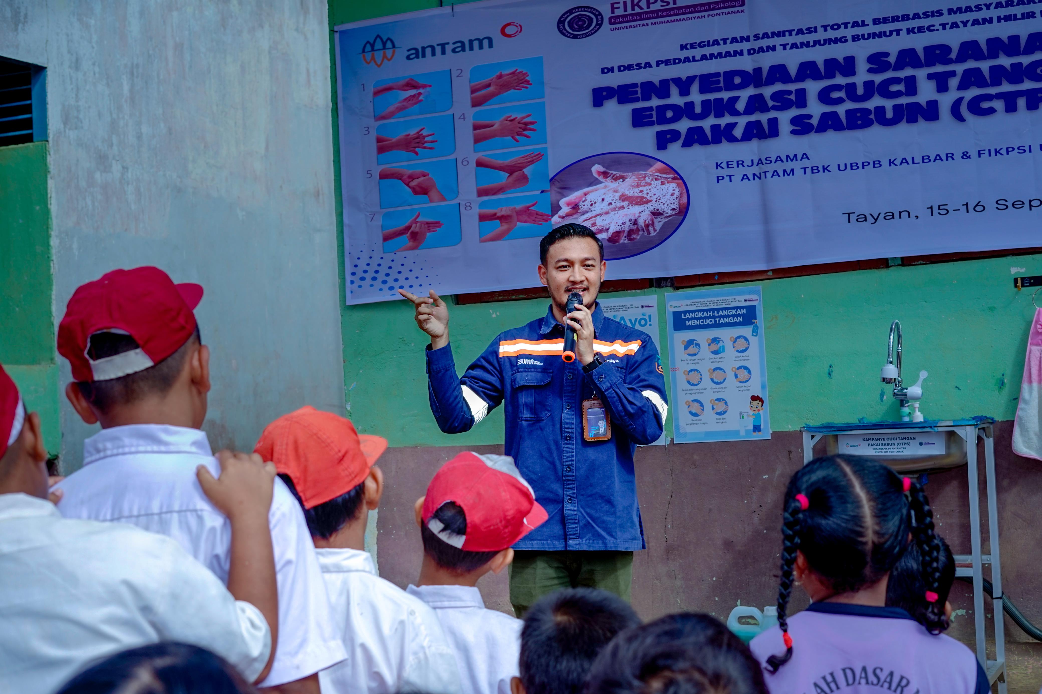 Siswa mendapatkan edukasi tentang perilaku hidup bersih dan sehat.