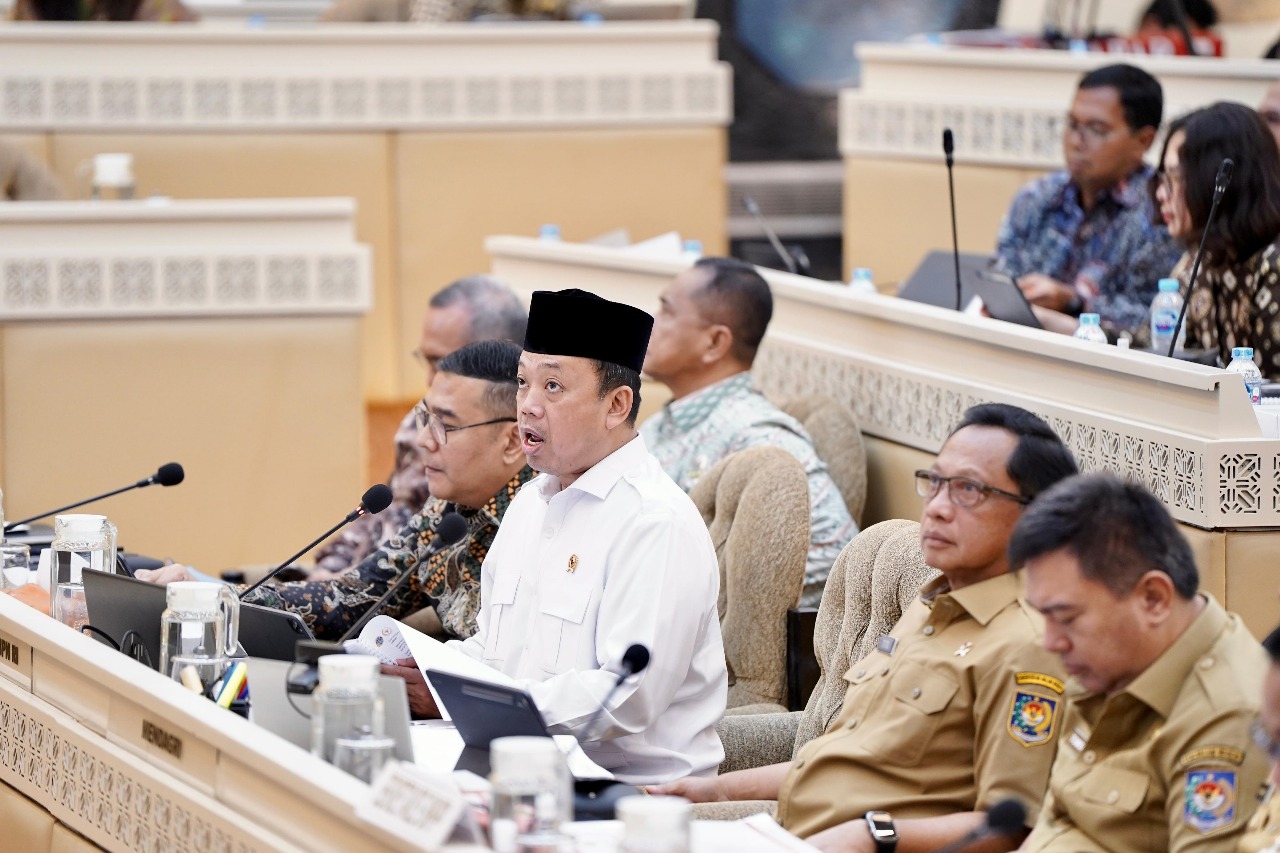 Nusron Wahid menghadiri Rapat Dengar Pendapat (RDP) bersama Komisi II Dewan Perwakilan Rakyat Republik Indonesia (DPR RI), di Gedung Nusantara, Jakarta, Senin (15/09/2025).