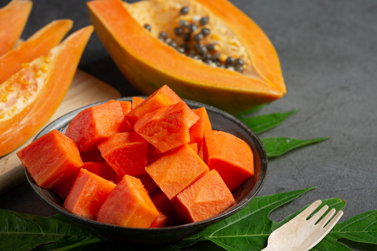 Buah pepaya memilki kandungan vitamin yang baik untuk kesehatan tubuh.