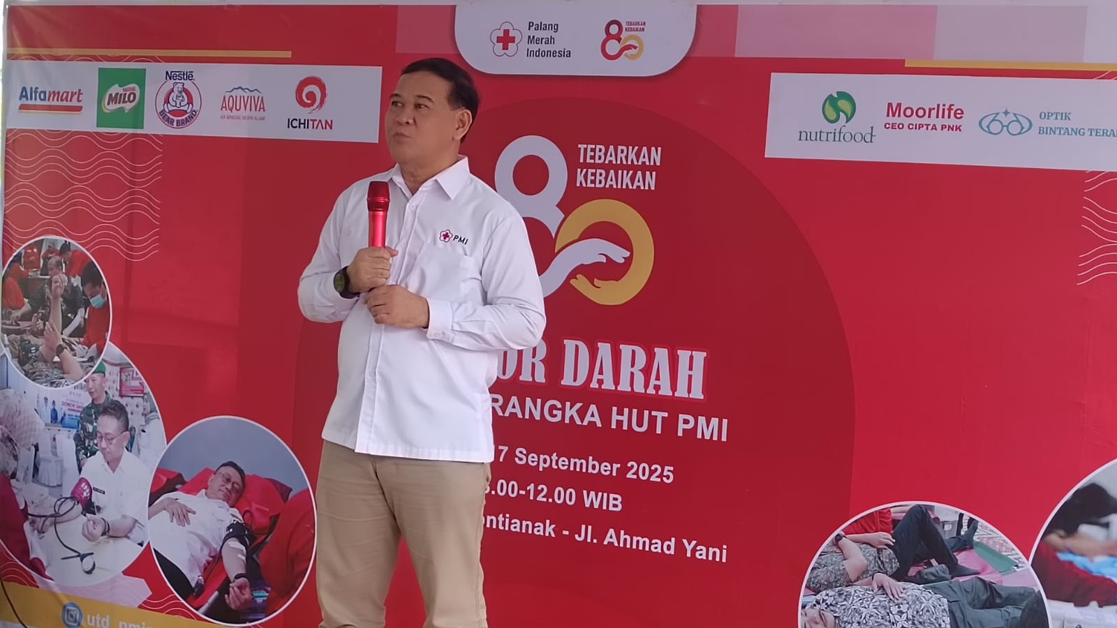 Wakil Ketua PMI Kota Pontianak, drg. H. Multi Junto Bhatarendro, memberi sambutan pada HUT ke-80 PMI dengan aksi donor darah.