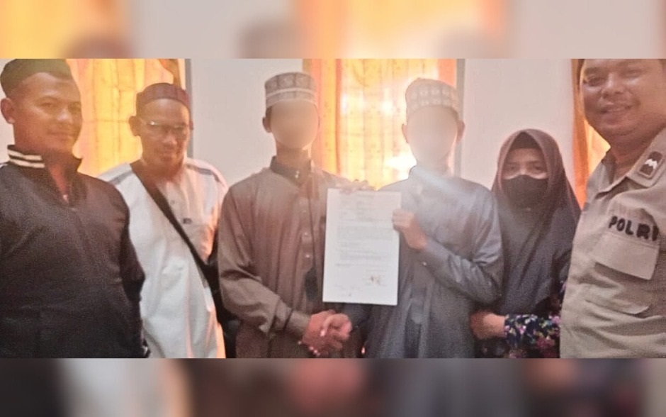 KLARIFIKASI: Bhabinkamtibmas Desa Punggur Kecil bersama perangkat desa dan pengurus pondok saat klarifikasi kasus video viral santri, memastikan isu bullying tenaga pendidik adalah hoaks.