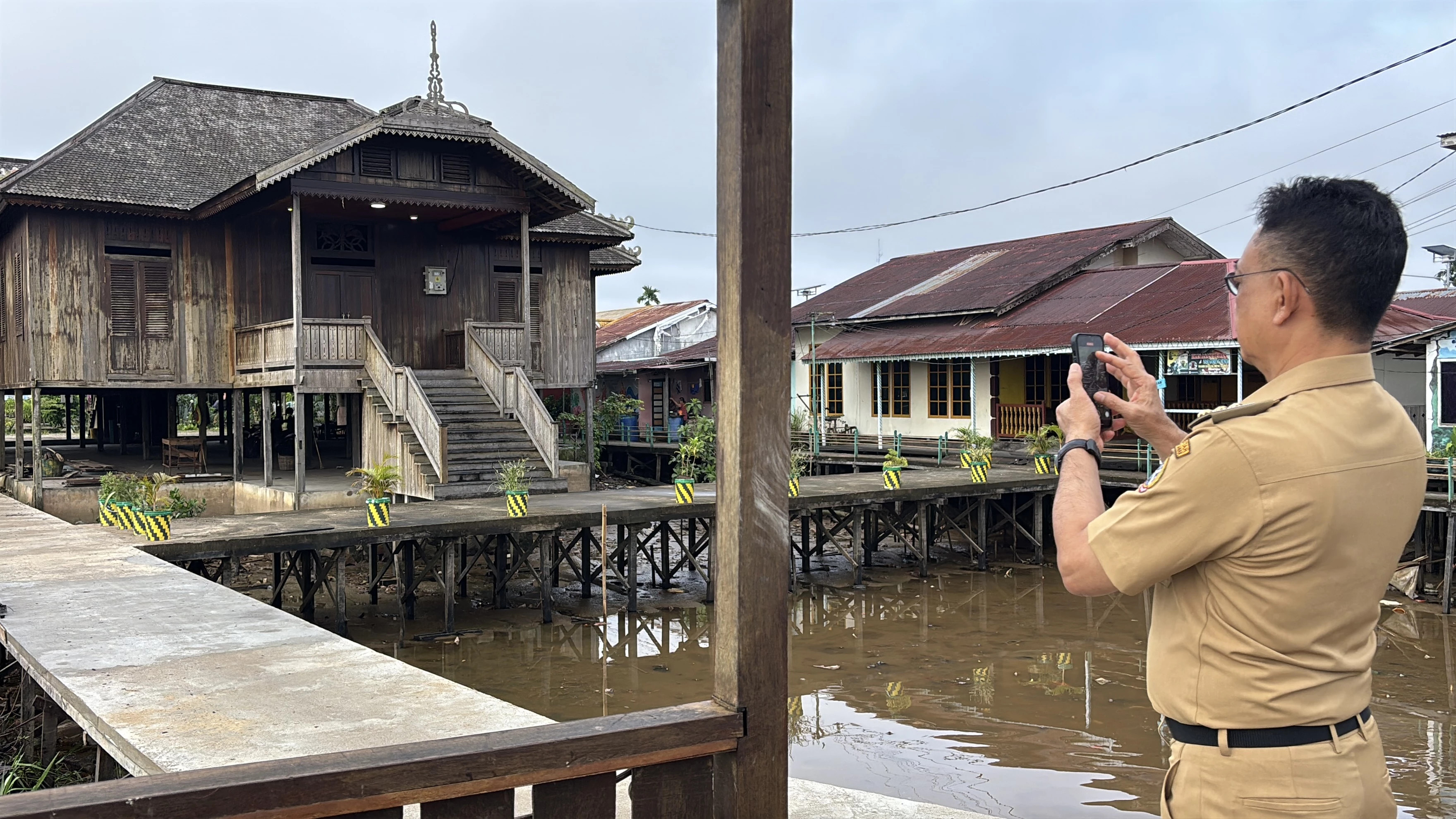 KAMPUNG: Wali Kota Pontianak saat berkunjung ke Kampung Caping di Pontianak Tenggara.