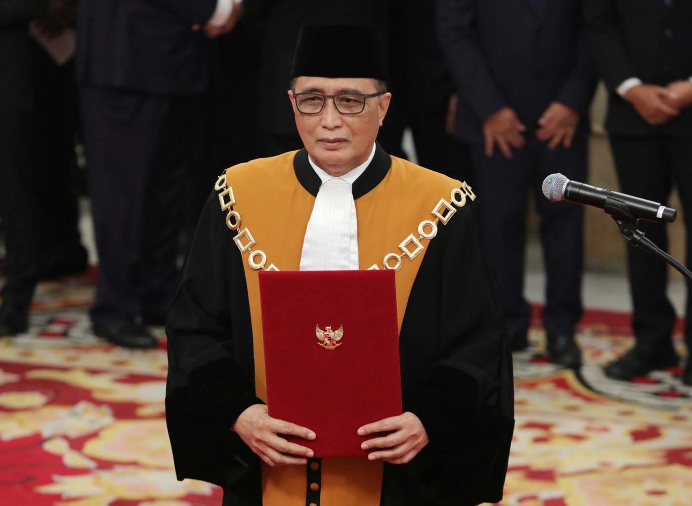 Ketua Mahkamah Agung terpilih periode 2024-2029 Sunarto mengucapkan sumpah jabatan di hadapan Presiden Prabowo Subianto di Istana Negara, Jakarta, Selasa (22/10/2024).
