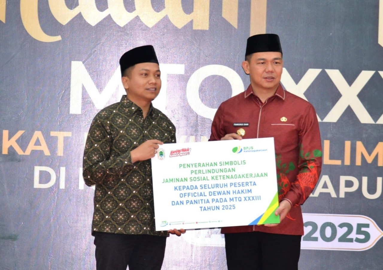 PERLINDUNGAN : Penyerahan secara simbolis perlindungan untuk peserta MTQ dari BPJS Ketenagakerjaan kepada Bupati Kapuas Hulu.