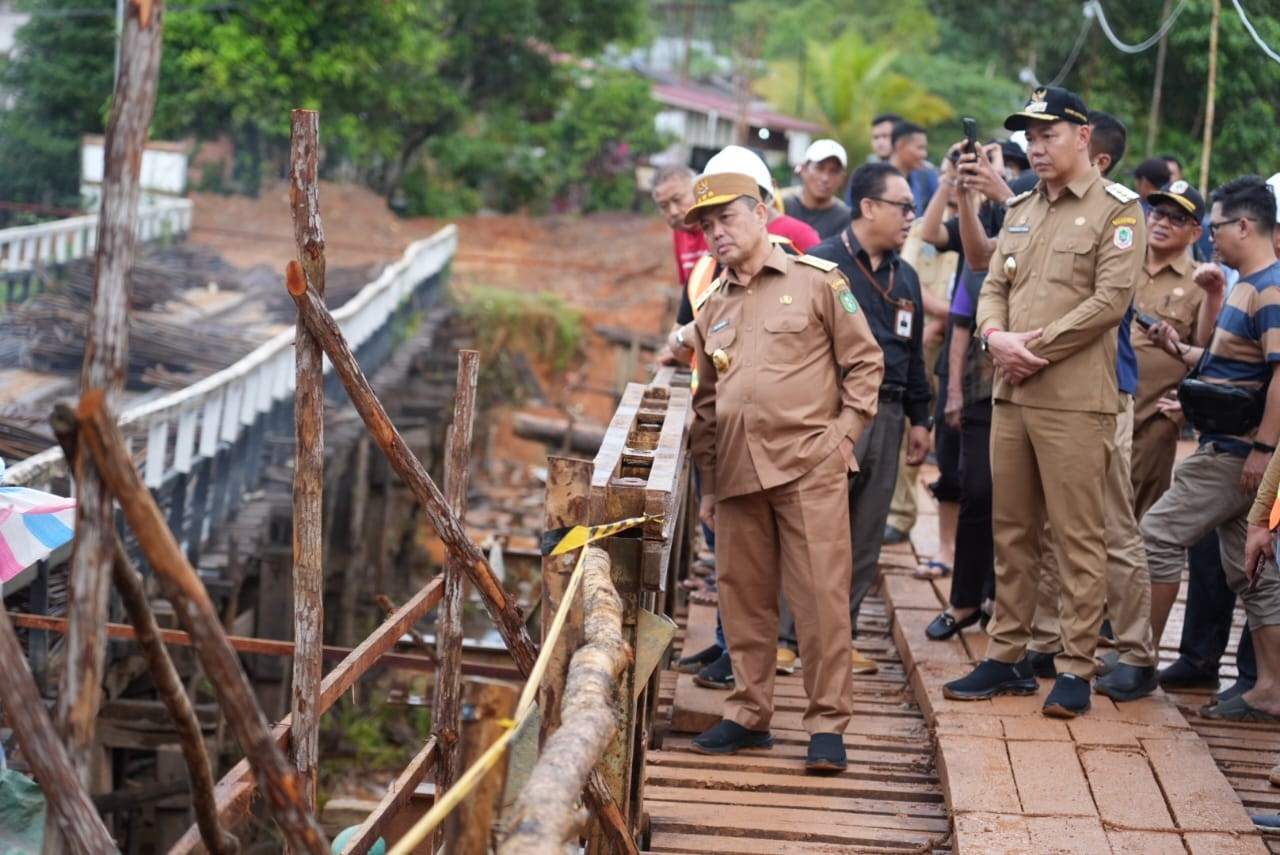 Gubernur Kalbar Ria Norsan bersama Bupati Kapuas Hulu saat meninjau pembangunan jembatan Kecapah di Kecamatan Semitau Kapuas Hulu.