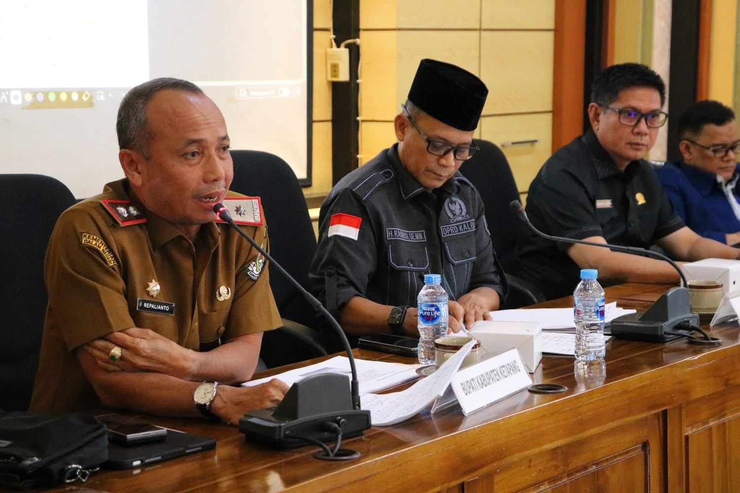 RAPAT KERJA : Sekda Ketapang, Repalianto, mengikuti rapat kerja dengan DPRD Kalbar membahas 3 DOB di Ketapang, Senin (15/9).