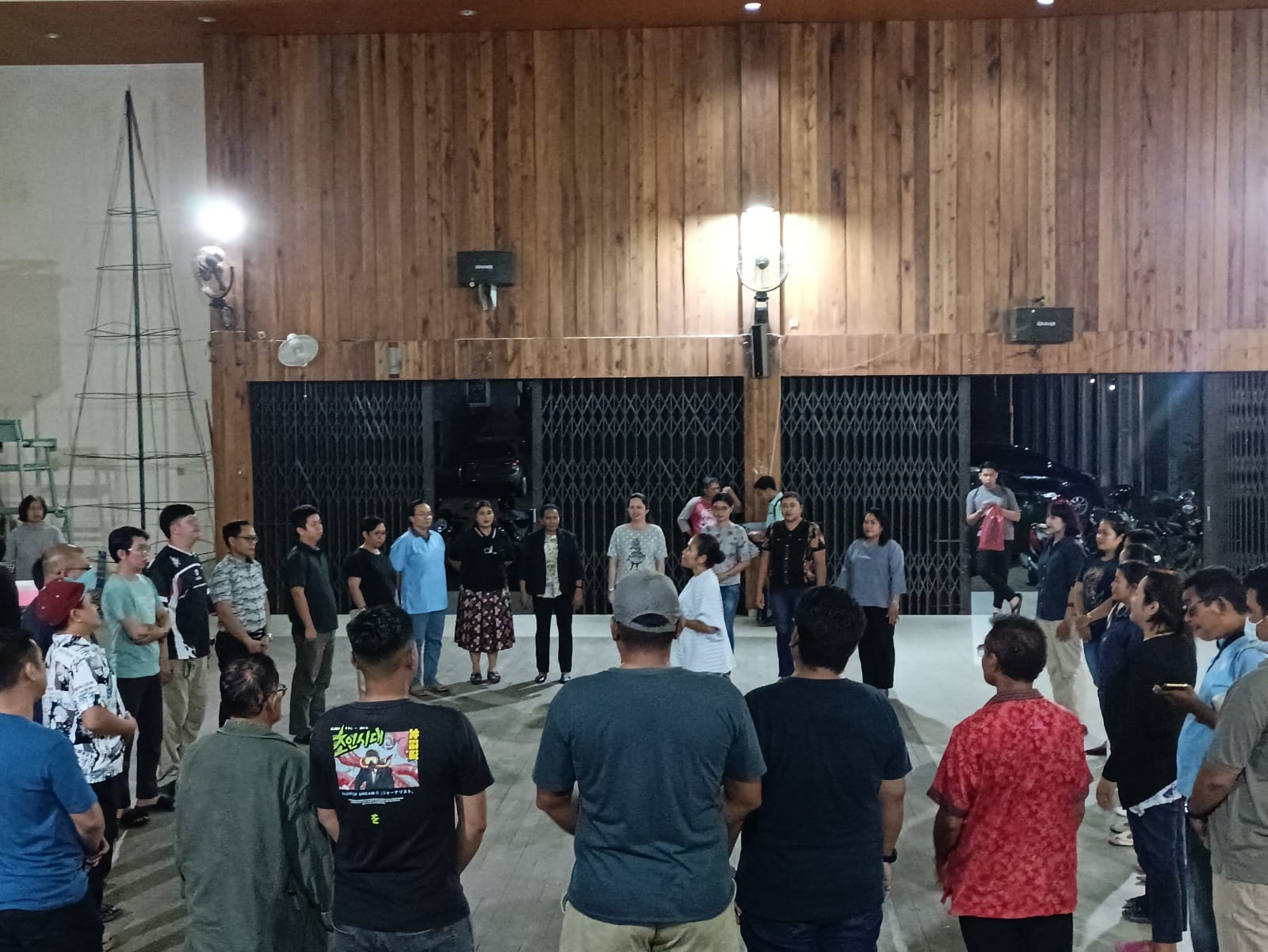 Suasana latihan perdana tim Pesparani Kabupaten Sintang di Balai Kenyalang, Senin (15/9). Sintang sendiri mengutus 53 peserta untuk tampil dalam Pesparani Katolik I Terbatas Provinsi Kalimantan