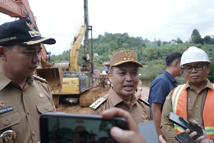 TINJAU: Gubernur Ria Norsan meninjau ruas jalan di pedalaman Sintang, Selasa (16/). Kedatangannya untuk memastikan pembangunan infrastruktur menjangkau wilayah hulu Kalbar.