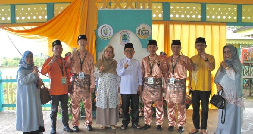 BERSAMA: Kepala Kemenag Kota Singkawang H. Muhlis berfoto bersama kafilah MTQ XXXIII, memberi dukungan moril agar tampil percaya diri dan membawa pulang prestasi terbaik.