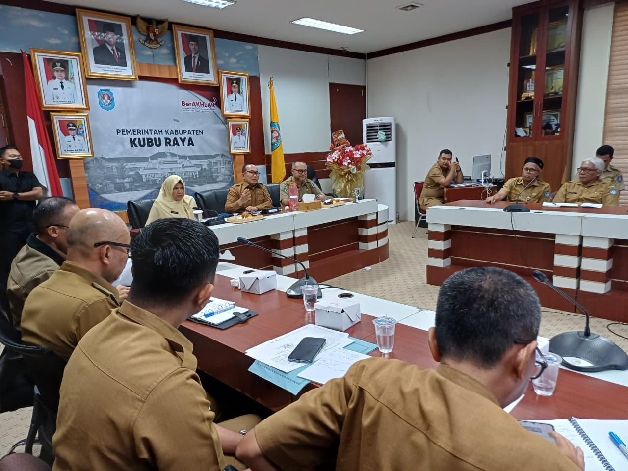 RAPAT: Bupati Kubu Raya, Sujiwo memimpin Rapat&nbsp; Evaluasi Pembangunan RSUD Tuan Besar Syarif Idrus (TBSI) Kubu Raya, Selasa (16/9) di Ruang Rapat Bupati Kubu Raya.
