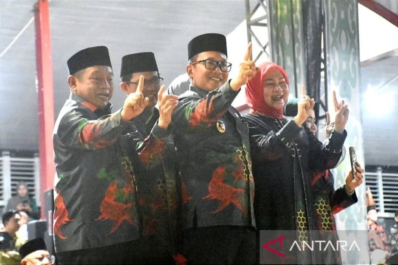 BERI SEMANGAT: Bupati Kubu Raya Sujiwo didampingi Ketua TP PKK Kubu Raya Atzebi dan sejumlah kepala OPD di Kubu Raya memberikan semangat kepada kotingen yang mengikuti MTQ tingkat Kalbar di Kapuas