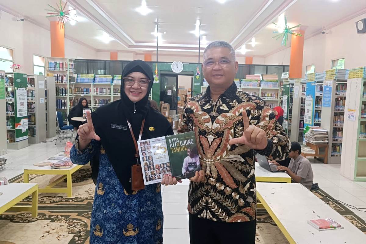 Sugioto Rico menyerahkan buku profil pribadi emas Indonesia kepada Kepala Dinas Perpusatakaan dan Kearsipan Kota Pontianak, Rendrayani pada Rabu (17/9).