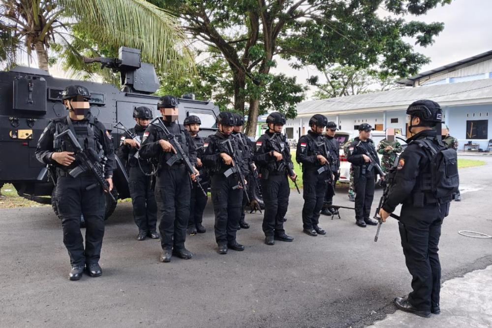 Satgas Korpasgat Pamtas RI meningkatkan pengamanan di Bandara Sentani Jayapura.