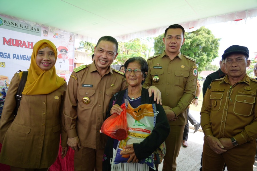 Gubernur Kalbar Ria Norsan membuka gelar pangan murah di&nbsp;di Waterfront Putussibau, Kabupaten Kapuas Hulu, Senin (15/9).