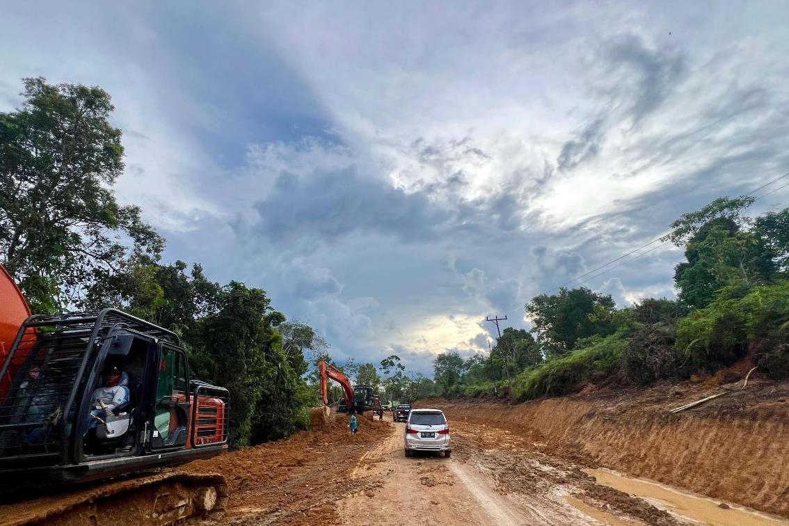 Pembangunan Jalan Poros Kota Baru hingga Kecamatan Nanga Sokan, Kabupaten Melawi dalam pengerjaan, penyelesaian jalan poros ini ditarget rampung di tahun 2025.